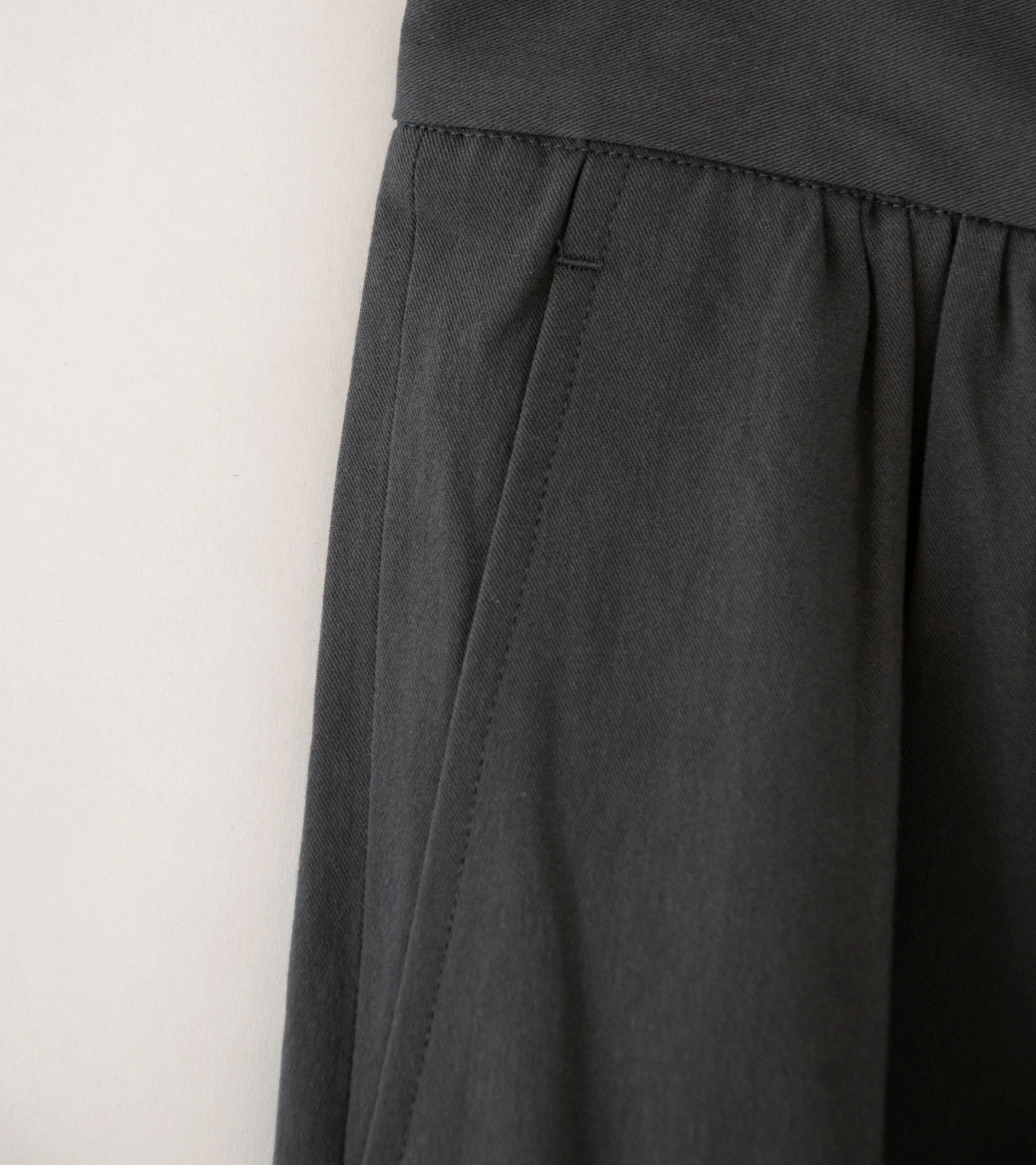 Seya 'Spring Short Pants' (Charcoal Washed Organic Cotton Twill) - Image 3
